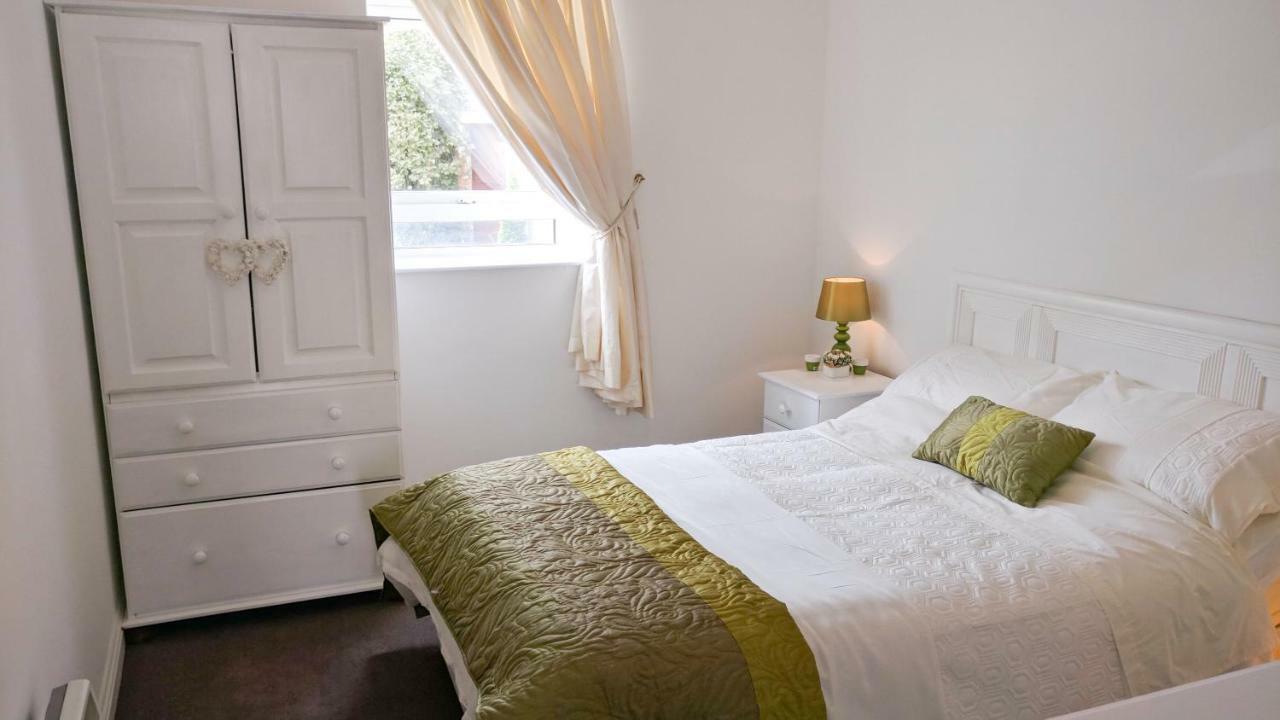 Riverview Luxury Short Stay Apartment Енискорти Екстериор снимка